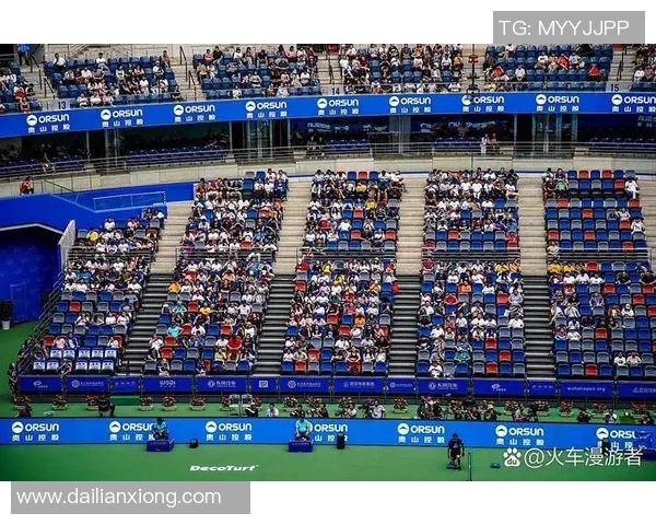 国足与香港比赛中的争议判罚引发热议球迷对裁判决定感到不满 国足与香港比赛中的争议判罚引发热议球迷对裁判决定感到不满